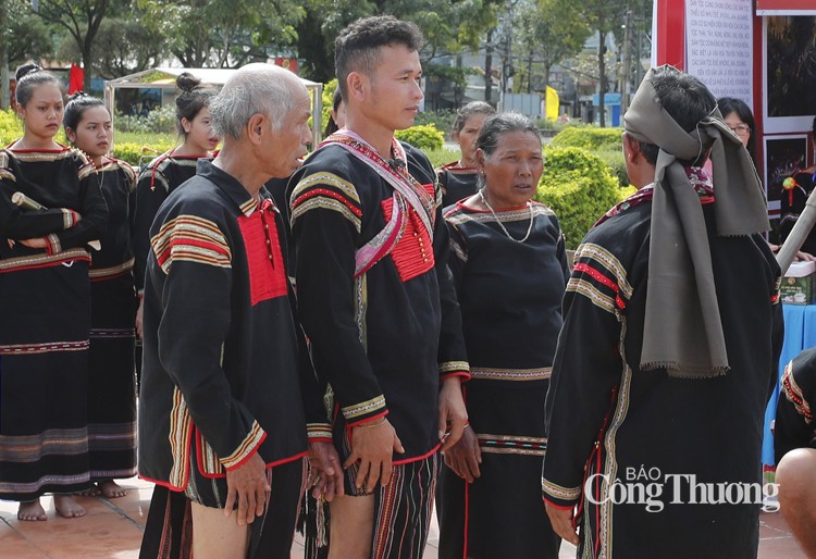 Chưa qua lễ cúng trưởng thành, đàn ông Ê Đê chưa trưởng thành