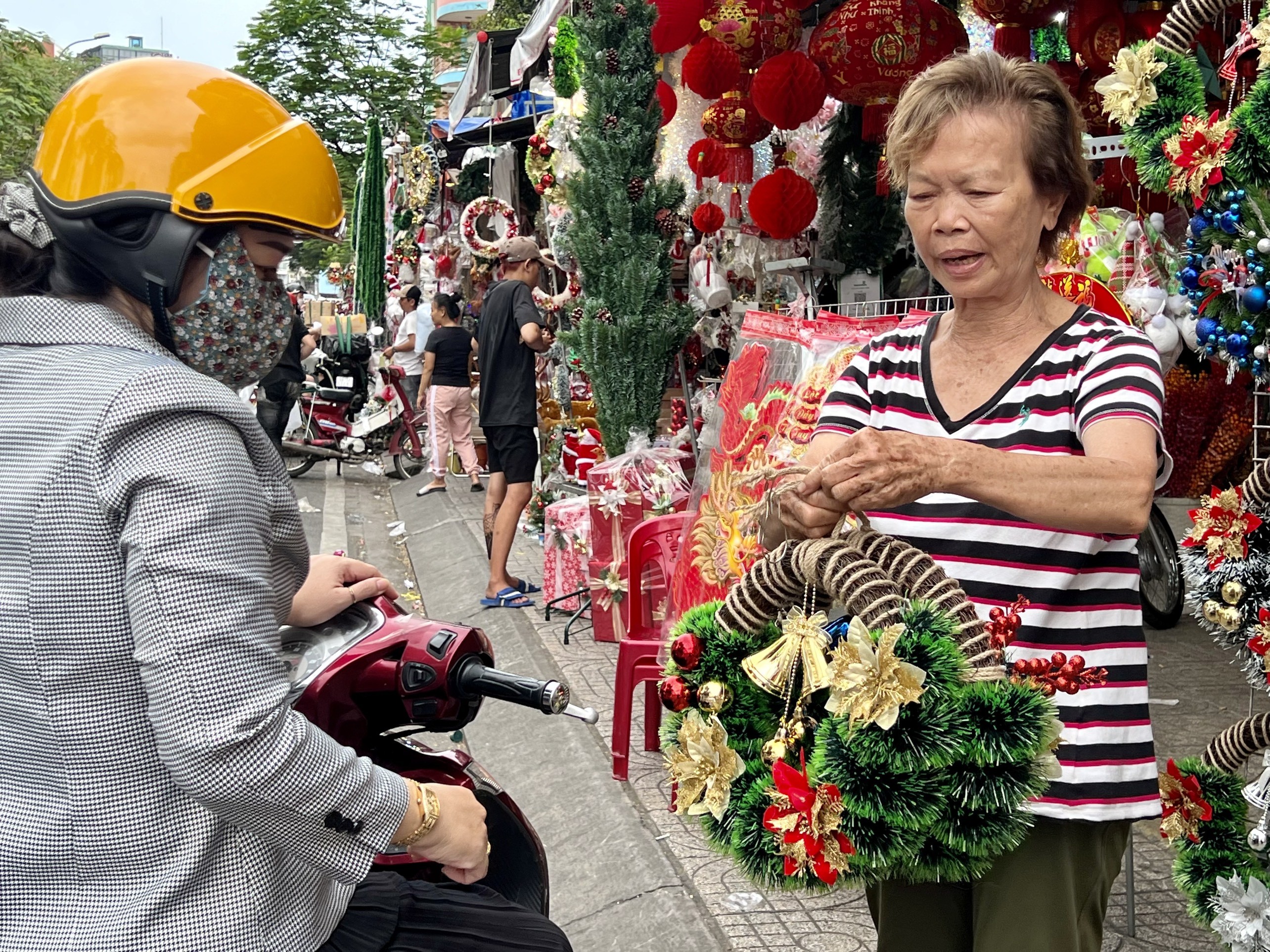 “Thủ phủ” bán đồ trang trí Giáng sinh tại TP. Hồ Chí Minh nhộn nhịp đón khách