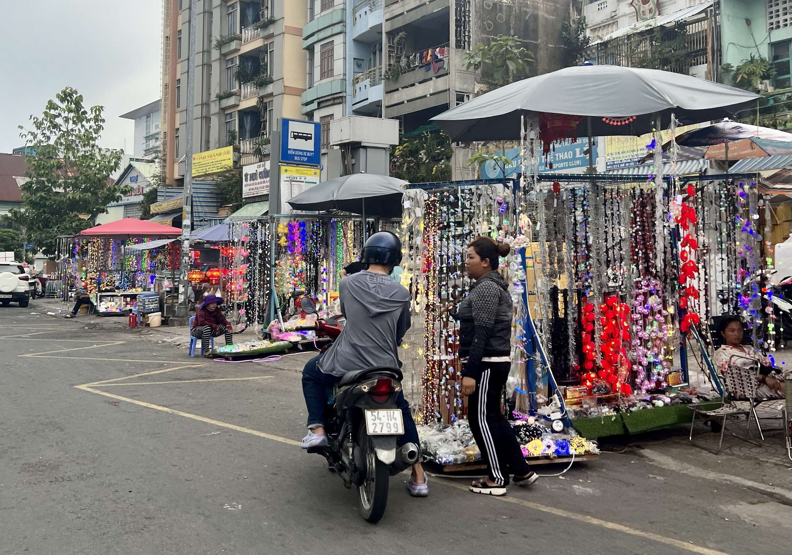 “Thủ phủ” bán đồ trang trí Giáng sinh tại TP. Hồ Chí Minh nhộn nhịp đón khách