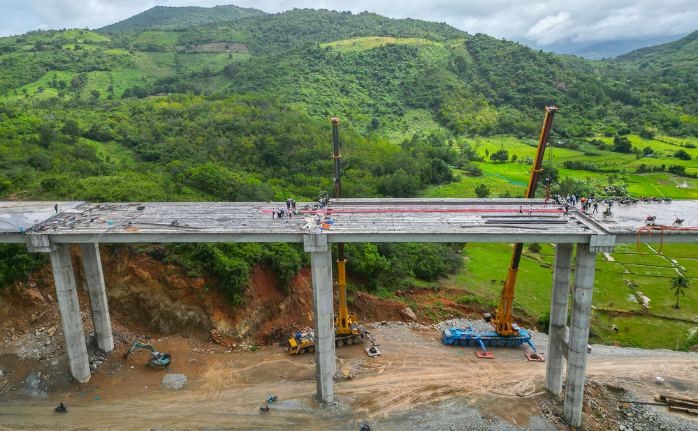 Hợp long cầu cao tốc Cam Lâm - Vĩnh Hảo vượt thung lũng Sông Trâu