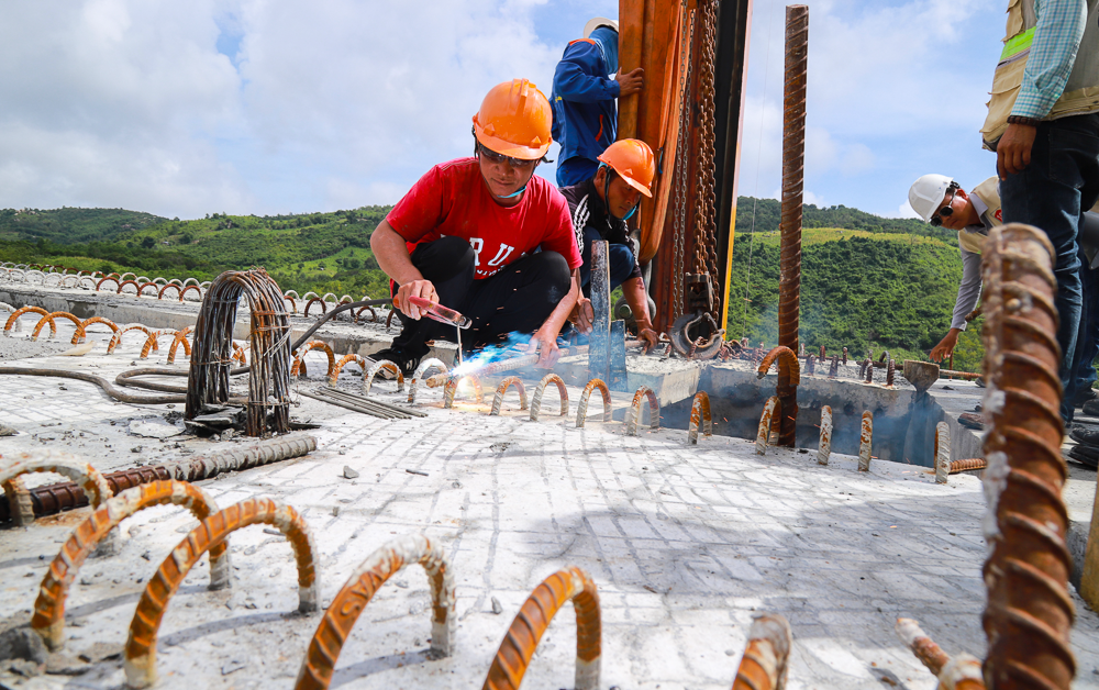 Hợp long cầu cao tốc Cam Lâm - Vĩnh Hảo vượt thung lũng Sông Trâu