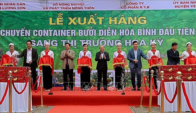 Các đại biểu cắt băng xuất lô hàng bưởi Diễn đầu tiên sang thị trường Hoa Kỳ. 