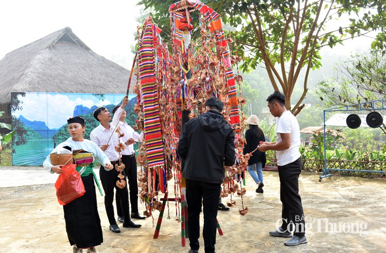 Lễ hội Pồôn Pôông là “hồn cốt” của người Mường Lễ hội Pồôn Pôông là “hồn cốt” của người Mường