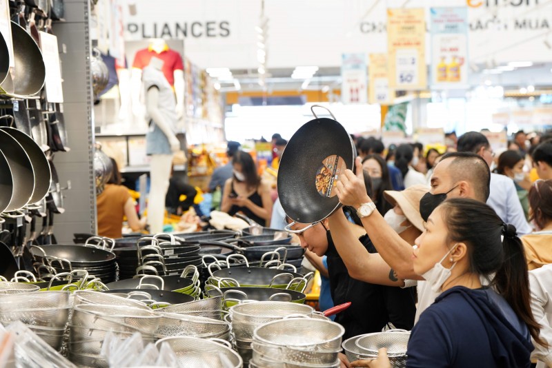 Người dân “chen chân” mua sắm tại siêu thị Emart thứ 3 của tỷ phú Trần Bá Dương