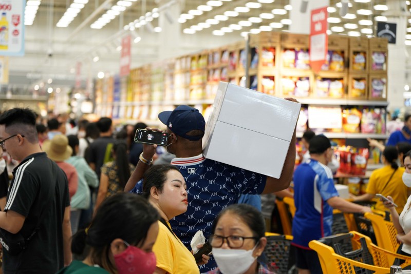 Người dân “chen chân” mua sắm tại siêu thị Emart thứ 3 của tỷ phú Trần Bá Dương Người dân “chen chân” mua sắm tại siêu thị Emart thứ 3 của tỷ phú Trần Bá Dương