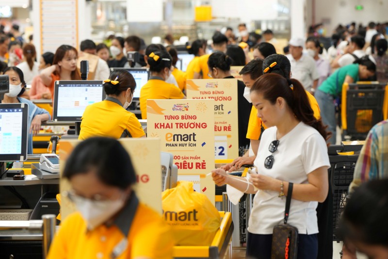 Người dân “chen chân” mua sắm tại siêu thị Emart thứ 3 của tỷ phú Trần Bá Dương Người dân “chen chân” mua sắm tại siêu thị Emart thứ 3 của tỷ phú Trần Bá Dương