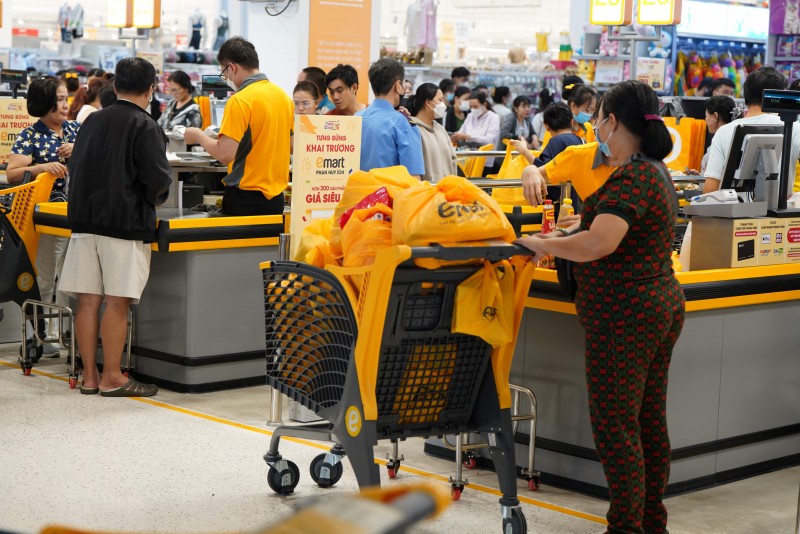 Người dân “chen chân” mua sắm tại siêu thị Emart thứ 3 của tỷ phú Trần Bá Dương Người dân “chen chân” mua sắm tại siêu thị Emart thứ 3 của tỷ phú Trần Bá Dương