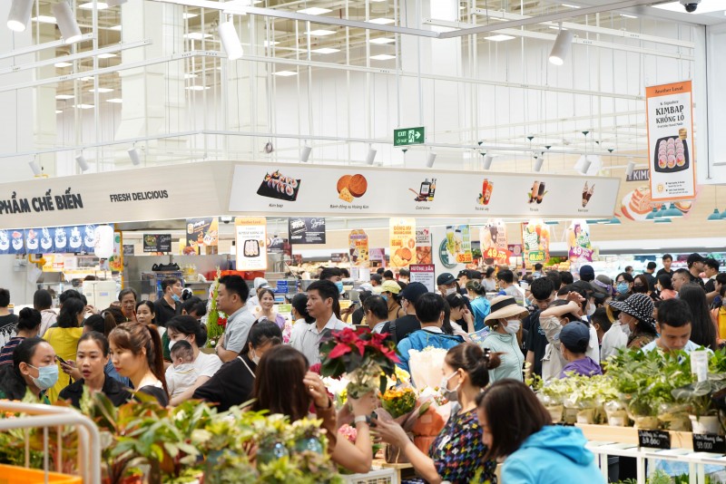 Người dân “chen chân” mua sắm tại siêu thị Emart thứ 3 của tỷ phú Trần Bá Dương Người dân “chen chân” mua sắm tại siêu thị Emart thứ 3 của tỷ phú Trần Bá Dương