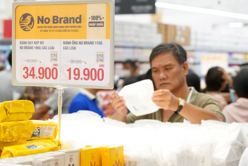 Người dân “chen chân” mua sắm tại siêu thị Emart thứ 3 của tỷ phú Trần Bá Dương