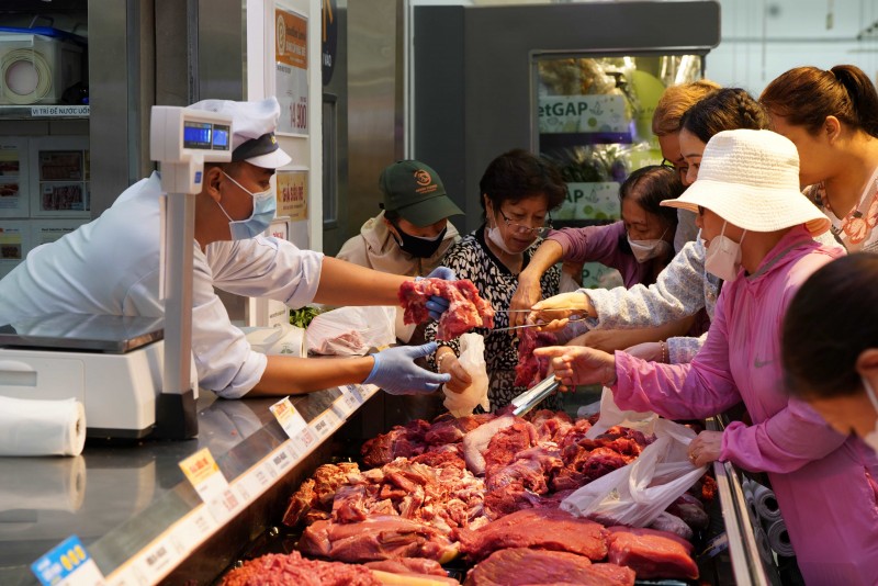 Người dân “chen chân” mua sắm tại siêu thị Emart thứ 3 của tỷ phú Trần Bá Dương Người dân “chen chân” mua sắm tại siêu thị Emart thứ 3 của tỷ phú Trần Bá Dương