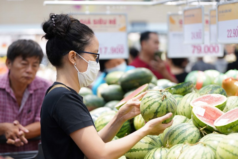 Người dân “chen chân” mua sắm tại siêu thị Emart thứ 3 của tỷ phú Trần Bá Dương
