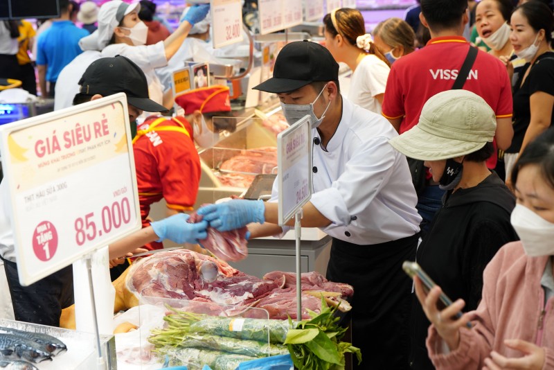 Người dân “chen chân” mua sắm tại siêu thị Emart thứ 3 của tỷ phú Trần Bá Dương Người dân “chen chân” mua sắm tại siêu thị Emart thứ 3 của tỷ phú Trần Bá Dương