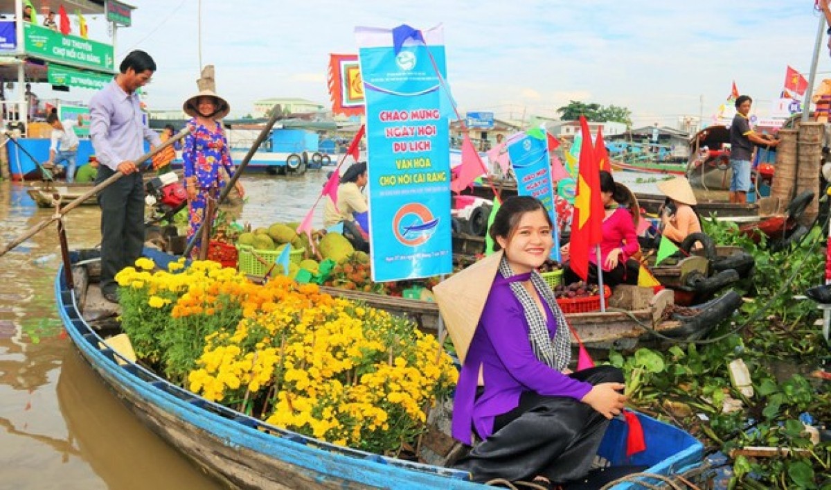 mua bán nông sản tại Chợ nổi Cái Răng. Ảnh: VOV