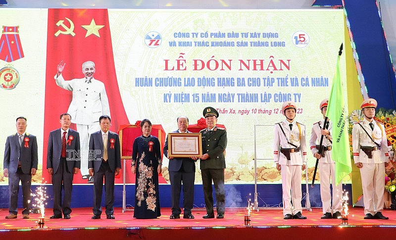 Công ty CP Đầu tư xây dựng và khai thác khoáng sản Thăng Long đón nhận Huân chương Lao động hạng Ba