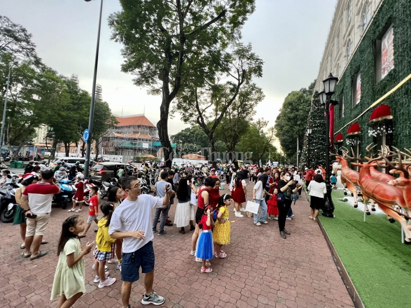 Người dân TP. Hồ Chí Minh nô nức check-in Giáng sinh sớm Người dân TP. Hồ Chí Minh nô nức check-in Giáng sinh sớm