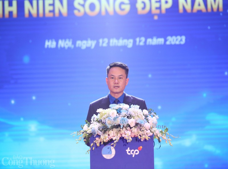 Nữ hoàng điền kinh Nguyễn Thị Oanh được tuyên dương thanh niên sống đẹp