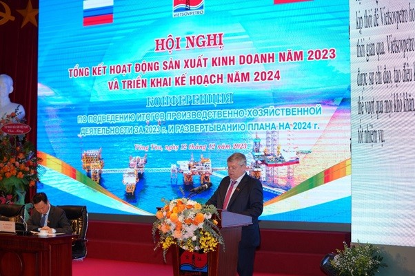 Ông Saraev O.P - Phó Tổng giám đốc thứ nhất Vietsovpetro đã báo cáo kết quả sản xuất kinh doanh của  Liên doanh Vietsovpetro năm 2023 và kế hoạch năm 2024