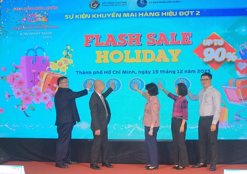 TP. Hồ Chí Minh: Người dân đổ xô mua hàng hiệu khuyến mại “khủng” đến 90% tại Flash Sale Holiday