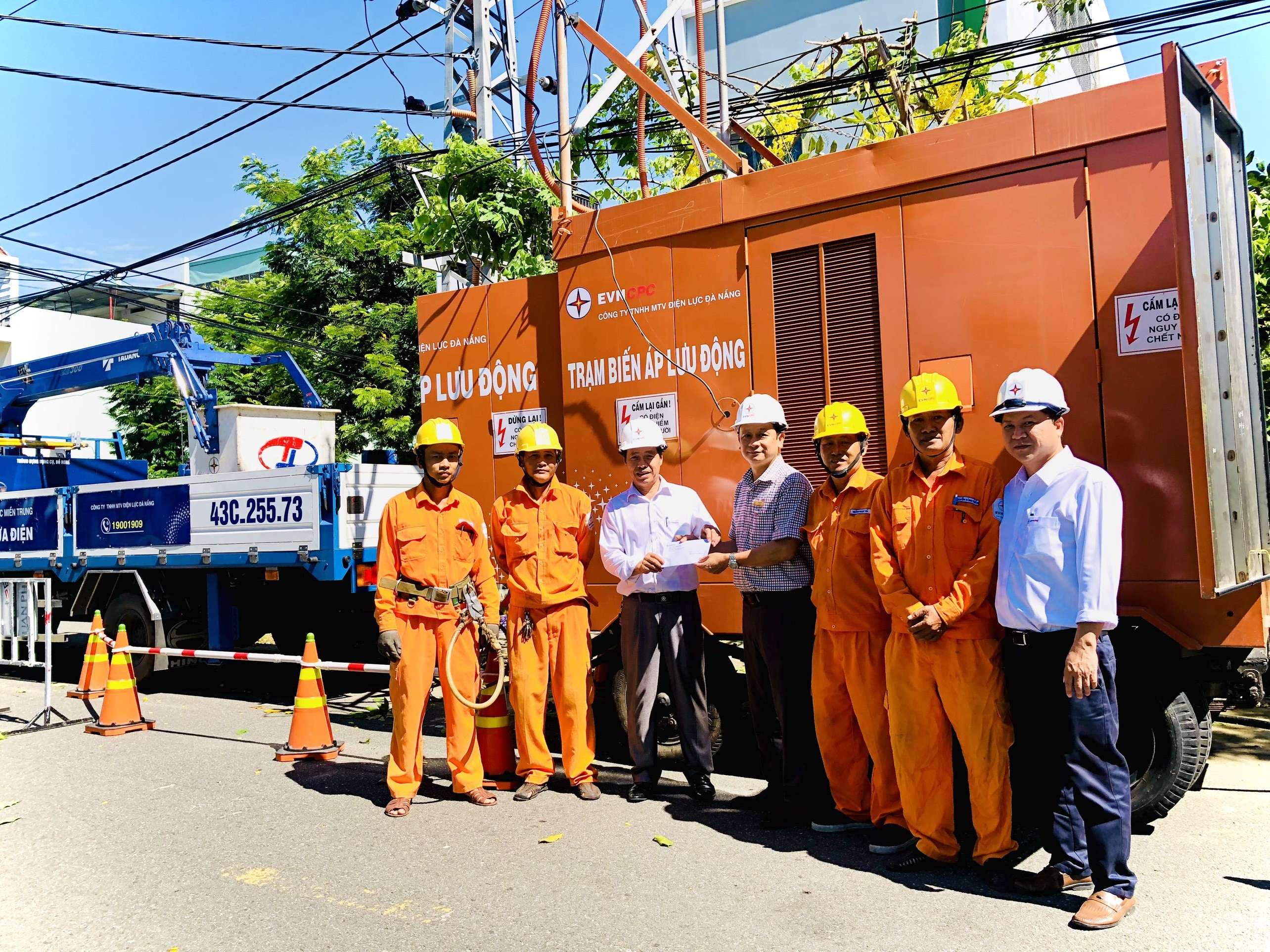 Lãnh đạo Điện lực đến thăm và kiểm tra công tác ATVSLĐ tại hiện trường