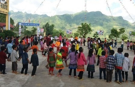 11 học sinh ăn 2 gói mì tôm chan cơm ở Lào Cai: Tạm đình chỉ Hiệu trưởng trường bán trú