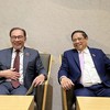 Thủ tướng Phạm Minh Chính gặp Thủ tướng Malaysia Anwar Ibrahim. (Ảnh: TTXVN phát)