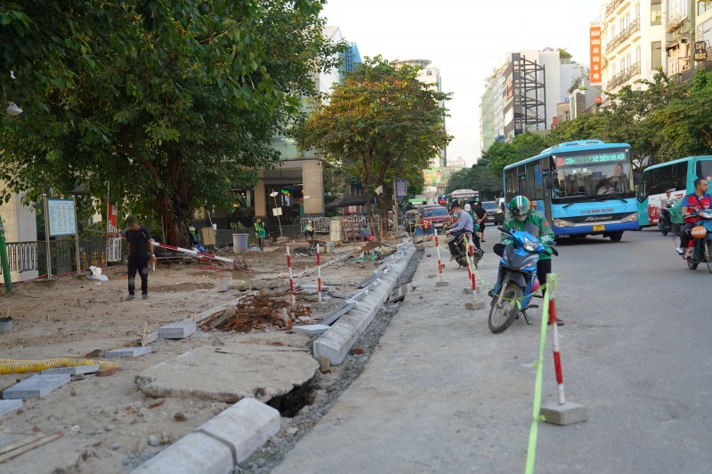 Nhiều tuyến phố Hà Nội bị đào xới, người dân lo... mất Tết