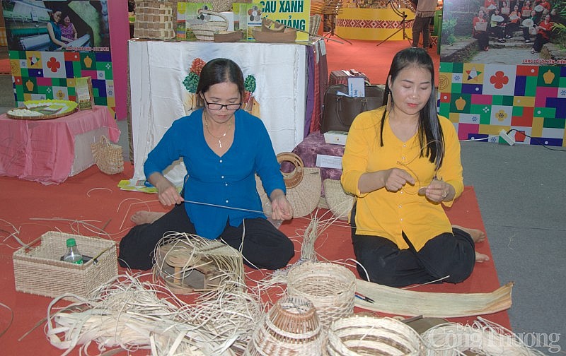 Sản phẩm làng nghề và đặc sản vùng miền hội tụ về TP. Hồ Chí Minh đón Tết