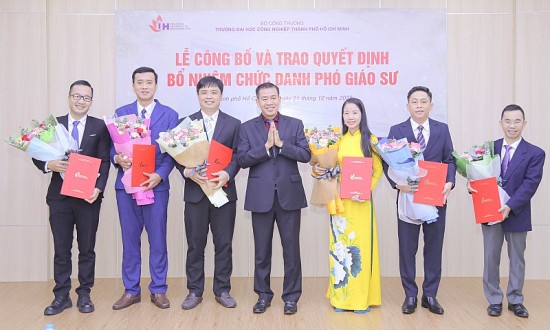truong dai hoc cong nghiep tp ho chi minh trao quyet dinh bo nhiem chuc danh pho giao su