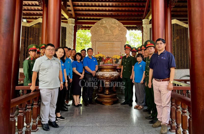 Công đoàn khối Doanh nghiệp Thương mại Trung ương tại TP. Hồ Chí Minh trao quà nhân ngày 22/12