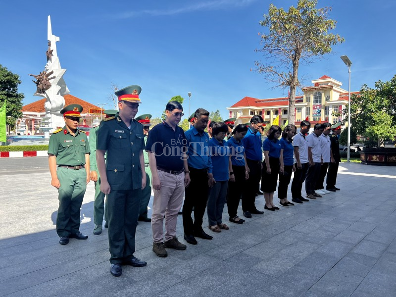 Công đoàn khối Doanh nghiệp Thương mại Trung ương tại TP. Hồ Chí Minh trao quà nhân ngày 22/12