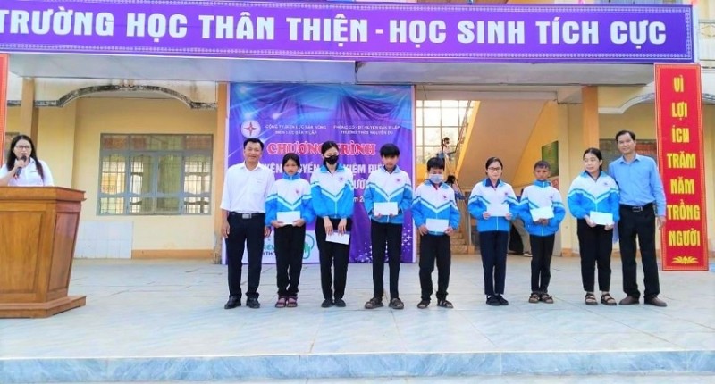 PC Đắk Nông đẩy mạnh tuyên truyền tiết kiệm điện, an toàn điện trong trường học