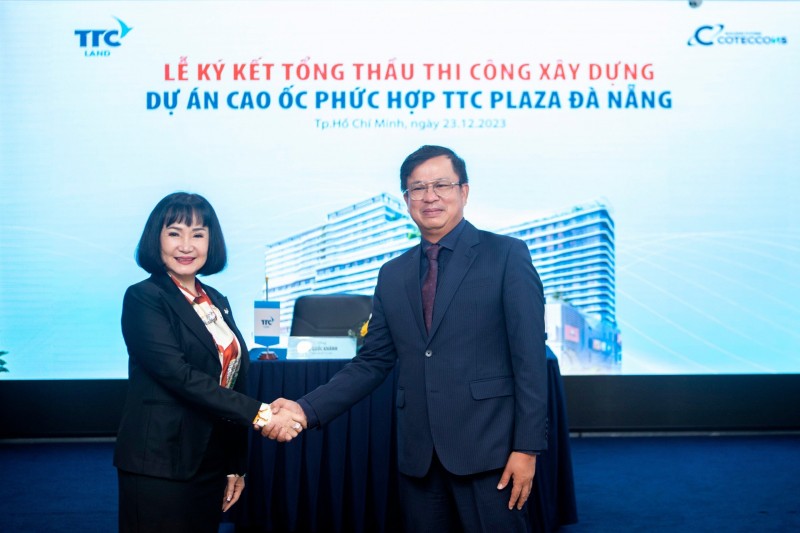 Bà Huỳnh Bích Ngọc - Phó Chủ tịch Thường trực, Tổng Giám đốc Tập đoàn TTC, Chủ tịch HĐQT TTC Land và ông Võ Hoàng Lâm - Tổng Giám đốc Coteccons bắt tay hợp tác, thể hiện sự quyết tâm của hai đơn vị