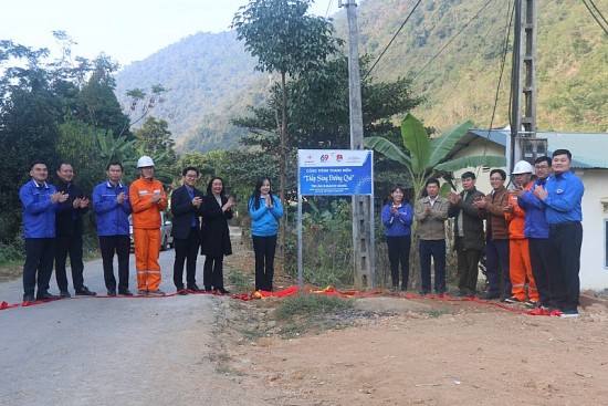 khanh thanh ban giao cong trinh thap sang duong que tai xa suoi bang huyen van ho