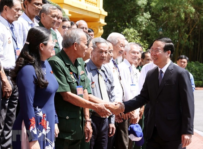 Chủ tịch nước Võ Văn Thưởng ký tặng Tết cho người có công