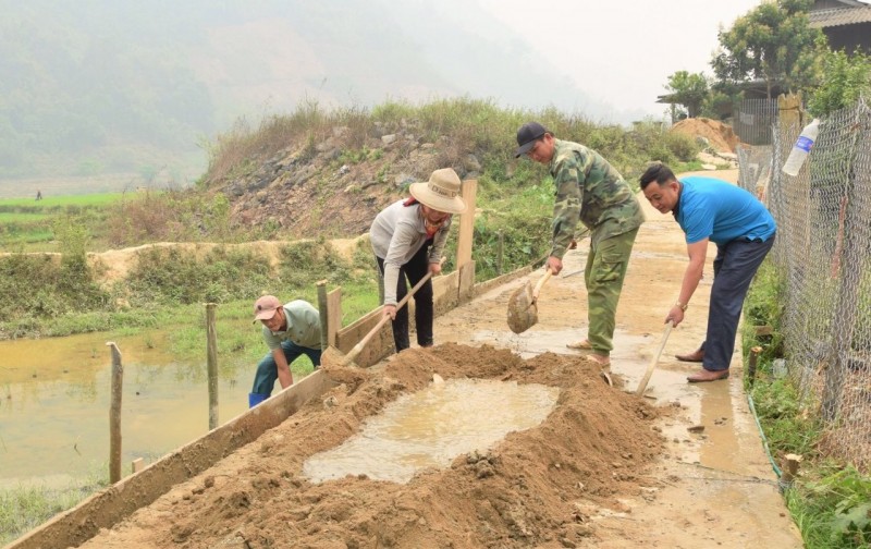 : Đồng bào dân tộc tham gia làm đường bê tông nông thôn (Ảnh: Trường Sơn)