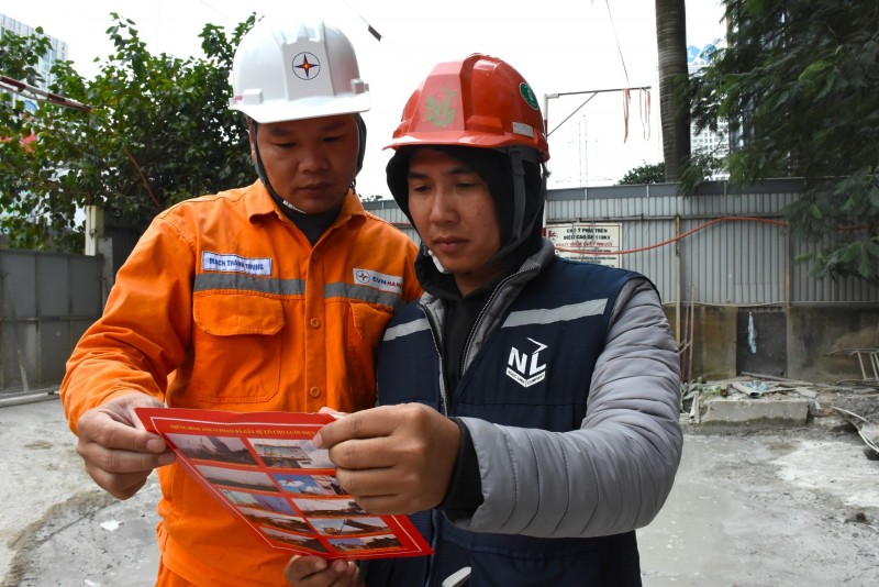 EVNHANOI phát tờ rơi khuyến cáo đơn vị thi công các hành vi mất an toàn đối với hàng lang lưới điện