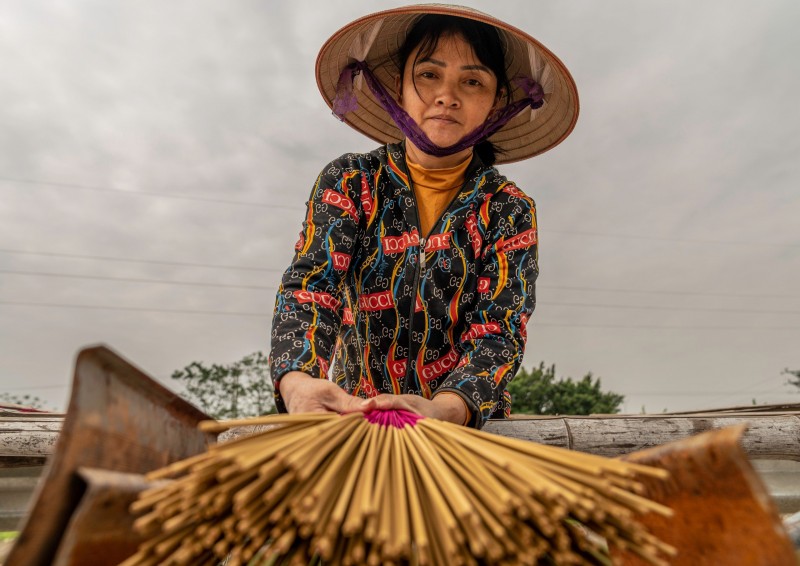 Nghề làm hương Quảng Phú Cầu được duy trì từ thế hệ này sang thế hệ khác, nhờ đó đã tạo công ăn việc làm cho bà con địa phương. 