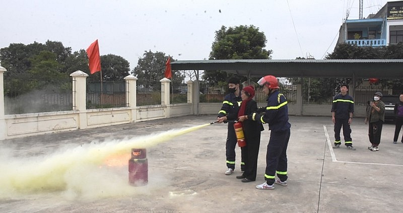 Thanh Hóa: Tặng bình chữa cháy và trang bị kỹ năng chữa cháy cho các gia đình khó khăn