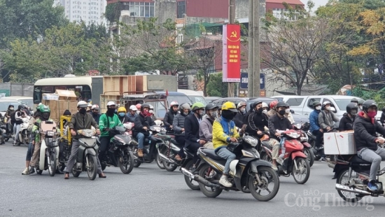 Hà Nội: Bến xe kín người về quê nghỉ Tết Dương lịch, nhiều tuyến đường tắc nghẽn