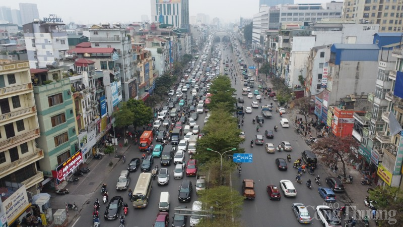 Nghỉ Tết Dương lịch: Bến xe kín người về quê, nhiều tuyến đường tắc nghẽn