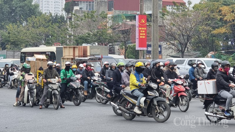 Nghỉ Tết Dương lịch: Bến xe kín người về quê, nhiều tuyến đường tắc nghẽn