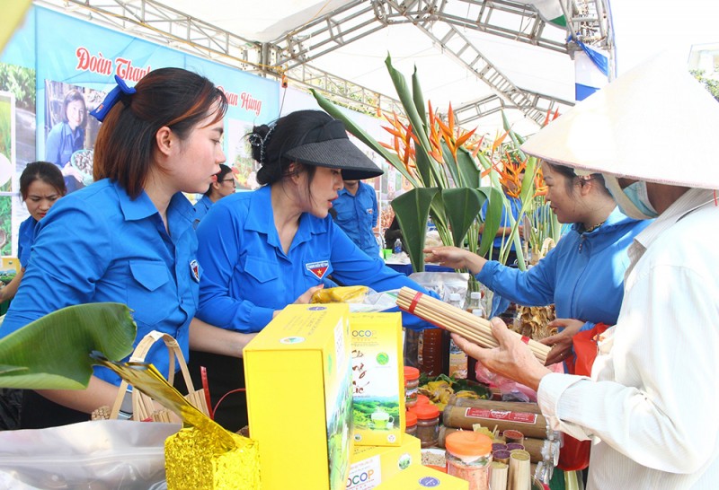 Ngày hội, phiên chợ giới thiệu, quảng bá sản phẩm mở ra cơ hội phát triển kinh tế cho thanh niên dân tộc huyện Tân Sơn (Ảnh: Khánh Duy)