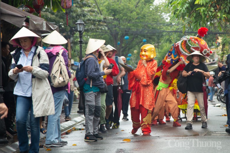 Hội An đón đoàn khách nước ngoài 