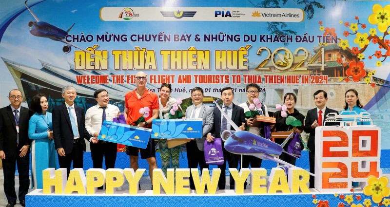 Thừa Thiên Huế: Đón 200 du khách “xông đất” bằng đường hàng không