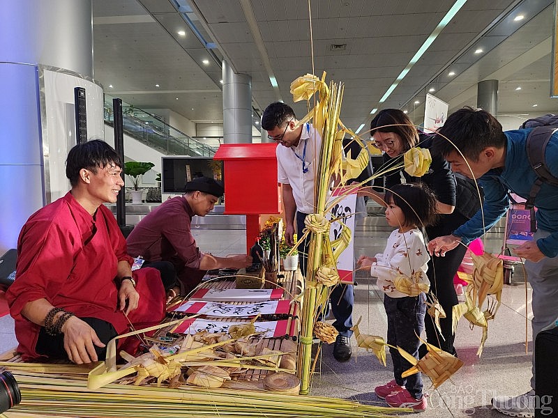 Du khách quốc tế ấn tượng trong ngày đầu năm “xông đất” TP. Hồ Chí Minh