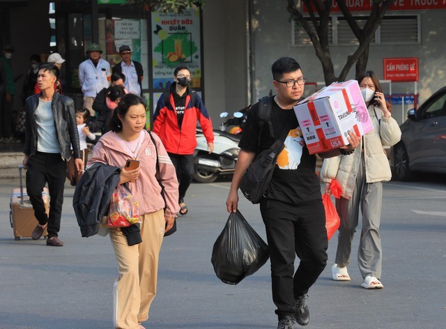 Người dân ùn ùn quay trở lại Hà Nội sau kỳ nghỉ Tết Dương lịch