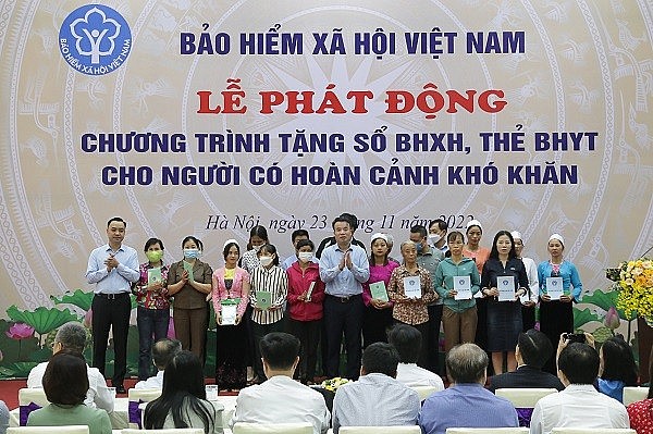 Tết Nguyên đán 2024: Tặng sổ bảo hiểm xã hội, bảo hiểm y tế cho người có hoàn cảnh khó khăn