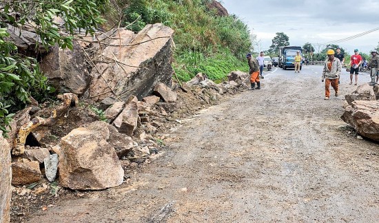 Đèo Khánh Lê sạt lở, tuyến đường nối Nha Trang - Đà Lạt tê liệt