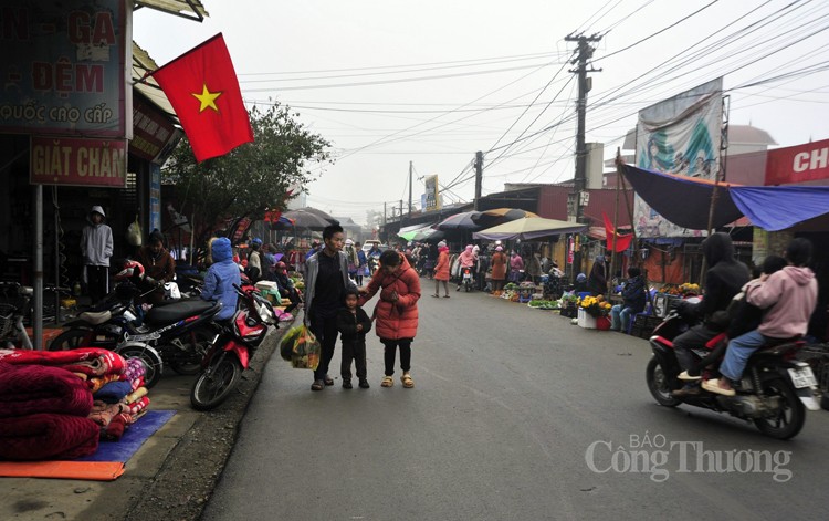 Theo chân đồng bào Mông xuống chợ phiên Pà Cò ngày giáp Tết