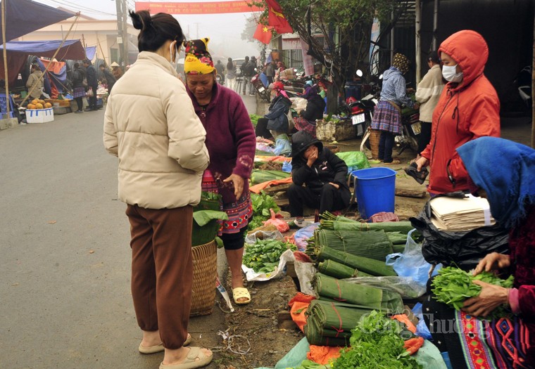 Theo chân đồng bào Mông xuống chợ phiên Pà Cò ngày giáp Tết